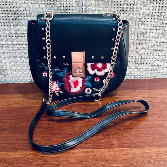 🌟2xHP🌟VTG Express Floral Embroidery Black Faux Leather Saddle Bag Gold Chain - Picture 1 of 13